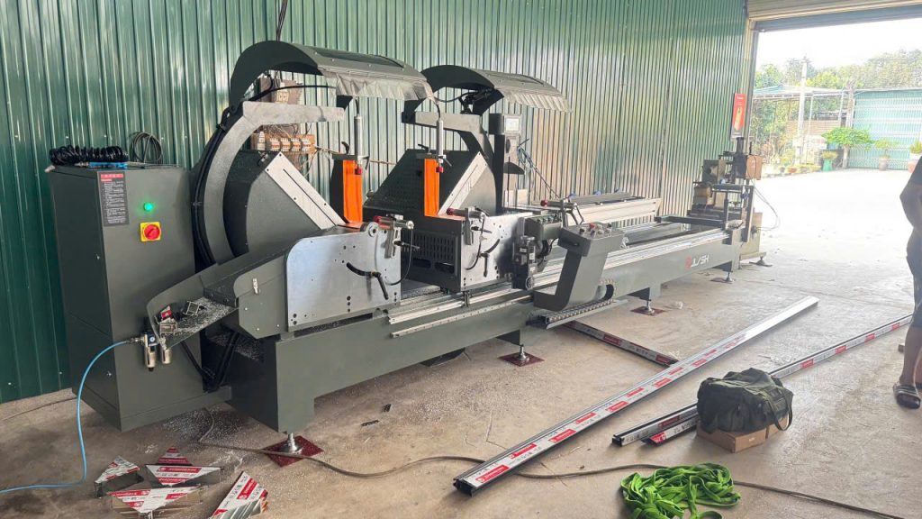 Máy cắt nhôm Jinlixing thước điện tử